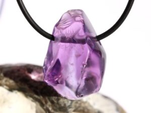 Amethyst hell Kristall / Trommelstein / Rohstein / Schmuckstein gebohrt