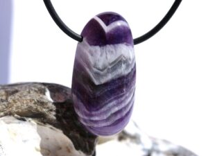 Chevron-Amethyst Schmuckstein / Trommelstein gebohrt