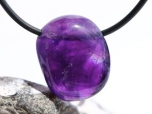 Amethyst dunkel Trommelstein / Schmuckstein gebohrt